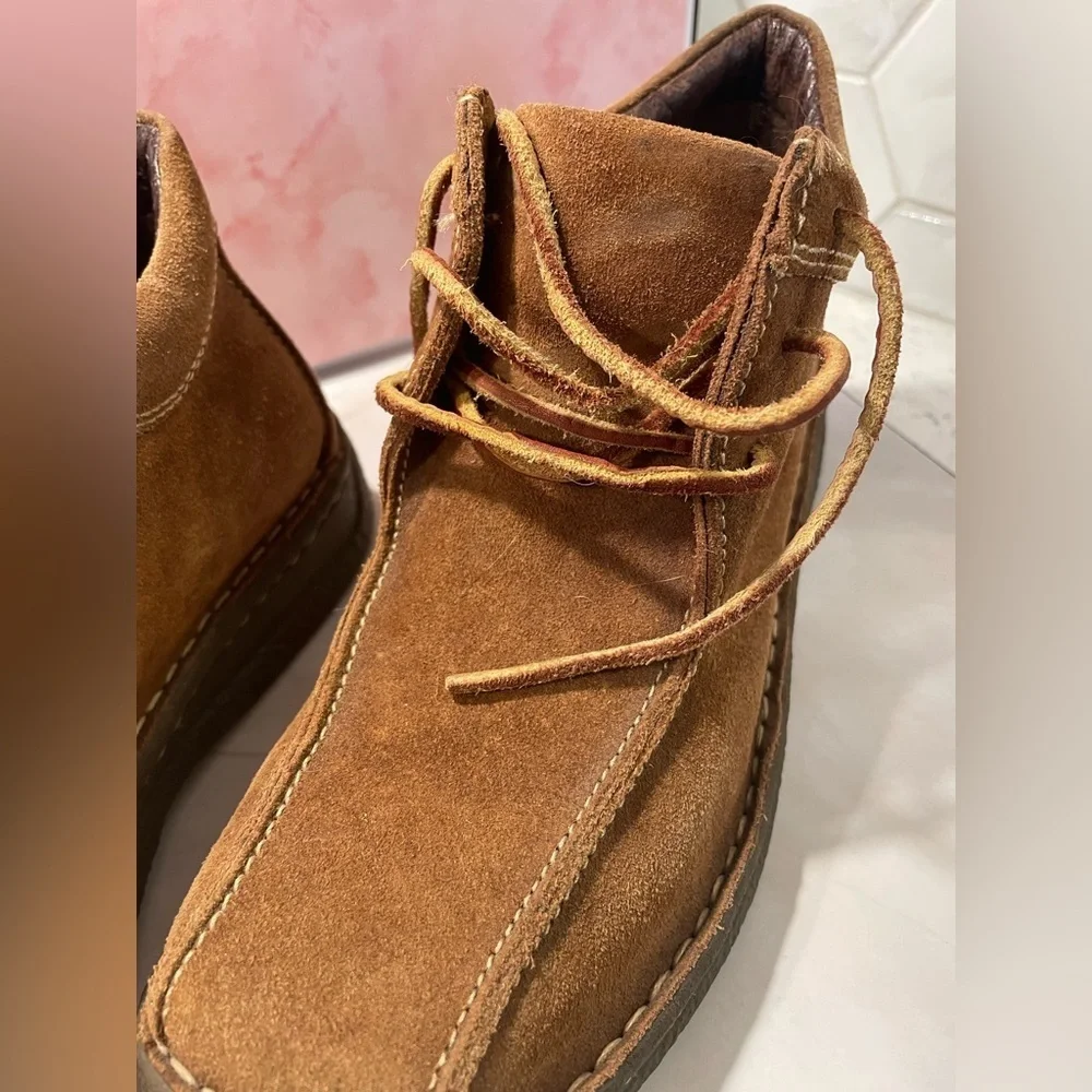 Born Woman’s Tan Suede Lace Up Boots Size 7 Leather Contrast Stitching Bootie
